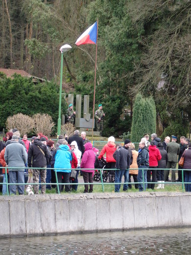 Pietní akt Krasnice 2014 70 let.jpg