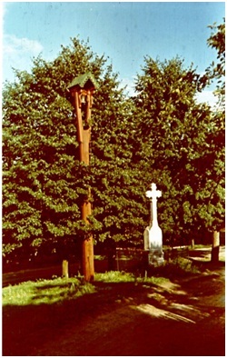Křížek a zvonička v Litošicích
