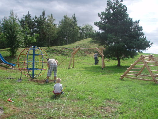 výstavba dětského hřiště (3).jpg